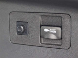 便利なアクセサリーコンセント(AC100V・1500W)が装備されています。ハイブリッドカー特有の大容量の電気エネルギーによりアウトドアシーンや停電などの非常時に便利な機能です。
