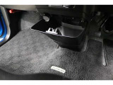 運転席と助手席の間にセンターロアボックスがあります!