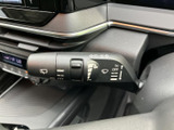 表示がレバー本体にまとめられており、操作内容を確認しやすい配置です。運転席から手を伸ばして扱いやすく、天候の変化に合わせて使える実用的な装備です。