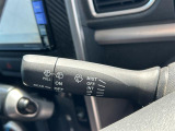 【オートワイパー(AUTO)】雨が降り出した時に、雨滴検出用センサー(レインセンサー)が雨滴を感知すると、自動でワイパーが動作します。