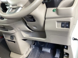 燃費をよくするECON、横滑りを防ぐVSAなどのスイッチは、運転席の右側、手の届きやすい位置にあります。