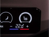 運転中にもオーディオの音量やFMの切り替えなどステアリングでの操作で切り替え可能なため、ステアリングから手を放す必要がない為、運転中でも操作が簡単でございます。