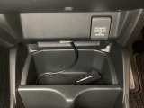 アクセサリーソケットはUSBのアダプターなどをつければ、スマホの充電にも使えます。周辺には物が置けるトレーがついています。