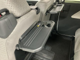 【格納式シートバックテーブル】車内でのお食事などで活躍♪カップホルダーも備えています。