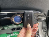 キーを取り出さずにドアを施錠&解錠。クルマの始動も可能です。