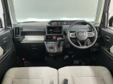 【インパネ】運転のしやすさを最優先に設計された見晴らしの良いフロントビュー。車両間隔が掴みやすく狭い道でも安心♪「安全」と「品質」を最優先に、安心してお乗りいただけるクルマを提供いたします。