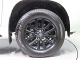 純正のアルミホイール装着車です。タイヤサイズは265/60R18です。