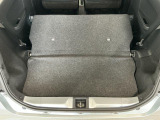 【ラゲージフロア】お客様に気持ち良く乗っていただけるよう、工具を使わず取り外せる部品は全て取り外し清掃しております。シート可動の場合は、シートを動かし裏側まで清掃を行っております。