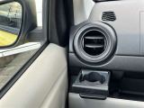 格納式のドリンクホルダー付きです。使わない時は格納しておくと、車内もスッキリします。