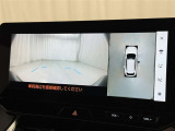 【パノラミックビューモニター】クルマの前後左右に搭載したカメラから取り込んだ画像を合成し、車両を上から見たような画像をディスプレイに表示します。