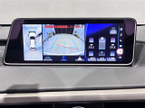 パノラミックビューモニター付きです。車両を上から見たような映像をディスプレイオーディオ画面に表示。運転席からの目視だけでは見にくい、車両周辺の状況をリアルタイムでしっかり確認できます。