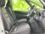 前席は視界が開け、運転席から周囲の様子を確認しやすいレイアウトです。座面と背もたれにはゆったり腰掛けられ、落ち着いた色合いのシートが車内をまとめています。助手席の方にも快適にお過ごしいただけます。