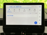 施設名や住所などを検索できる画面に、電話や音楽などのメニューも表示。目的地探しから日常の音楽選びまで、必要な機能を見つけやすく使い分けられます。