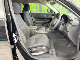 運転席まわりには十分なスペースがあり、大柄な方でもゆったり運転していただける環境です。