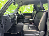 左右のフロントシートが並ぶ車内は、座席の形状やヘッドレストが見渡しやすい配置です。足元にはフロアマットが備わり、乗り込んだ際にも落ち着いて過ごせる室内空間となっています。ぜひご覧ください。