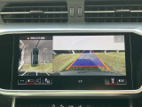【 サラウンドビューカメラ 】車両の4つのカメラから得た映像を合成し、上空から眺めているような映像をモニターに映し出します。車両周辺の歩行者や障害物などの発見に役立ちます。