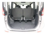 3列目シートを跳ね上げれば、広々とした荷室スペースが出現♪お店で見つけた家具や家電をそのまま持ち帰ったり、趣味の自転車を積んでお出掛けしたりと、使い方の想像が広がりますね(^^)/