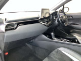運転席周りのレイアウトをご覧ください。ナビゲーションが綺麗に装着されすっきり収まってますね!