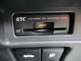 ETC。高速道路を利用する際、ノンストップで料金所を通過できます。別途セットアップ料金がかかります。