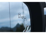 隣車線を走る車両をレーダーで検知し、ドアミラーでは確認しにくい後側方エリアに存在する車両に加え、急接近してくる車両も検知します。車両を検知するとドアミラーに搭載されたLEDインジケーターが点灯します。
