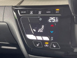 【オートエアコン】一度お好みの温度に設定すれば、車内の温度を検知し風量や温度を自動で調整。暑い&hellip;寒い&hellip;と何度もスイッチ操作をする必要はありません。快適な車内空間には必須の機能ですね♪