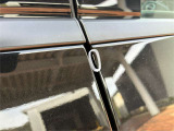 運転席ドアの淵に小傷がございます。