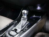 CVT(無段変速)のオートマチックです。フロアシフトがとても使い易いです。また高燃費に貢献するのもこのオートマチックです(*^_^*)
