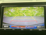 画面には車両後方の映像と目安となるガイド線が表示され、駐車時に周囲を確認する際に役立ちます。車庫入れや狭い場所での切り返しなど、日常の駐車をサポートする装備です。