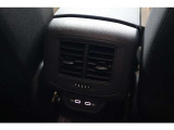 後部座席でもエアコンの温度調整が可能です。快適な車内空間をサポートいたします。