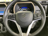 左右のスポークに複数のスイッチをまとめ、手元で各種機能を確認しやすい配置です。握りやすさにも配慮された形状で、運転席まわりをすっきり使いたい方にもおすすめです。