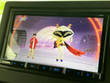 停車中にテレビ番組を視聴でき、休憩時間など車内で過ごすひとときに活用いただけます。画面から番組映像を確認できるため、停車時の時間を快適に楽しめます。