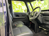 前席は窓からの視界が広く、運転席に座った際も周囲を確認しやすい空間です。シートやドアまわりは落ち着いた色合いでまとまり、日常使いにもなじみやすい室内です。