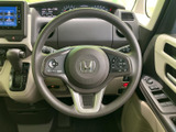 ステアリングには左右にスイッチが備わり、運転姿勢を大きく変えずに手元の操作を行える構成です。握りやすい形状で、毎日の運転でも自然に扱いやすい装備です。