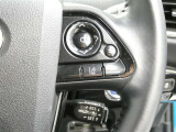 ステアリングスイッチ付き。前方から目を離すことなく操作することが可能です。