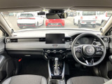 前席からはフロントガラス越しに周囲を見渡しやすく、運転席と助手席にゆとりを感じる配置です。落ち着いた色合いでまとまり、シートや足元もすっきりとした印象でお迎えします。
