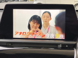テレビ番組を画面で視聴でき、停車中の休憩時間などにお楽しみいただけます。映像と音声で車内時間を過ごせる装備で、操作は画面のメニューから行えます。
