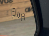 【ブラインドスポットモニター】走行中、ドアミラーの死角になりやすい箇所に後続車が接近するとサイドミラーのレンズに警告を表示!ドライバーに注意喚起をしてくれます。