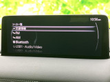 交通情報やFM、AM、Bluetoothなど、複数の音源が一覧で表示されます。選択肢を画面上で確認できるため、普段お使いの音楽や情報に合わせて選びやすい仕様です。