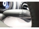スイッチをオートに設定しておけば、車外の明るさに応じて自動的にヘッドランプを点灯・消灯します。夕暮れ時やトンネルの続く山道などを走行する時に便利なコンライトを装備しています。