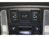両側電動スライドドアはドアの直接操作以外にも運転席からのスイッチ操作やリモコン操作でも開閉が可能!狭い駐車場などでもドアの開閉が楽々・安心ですね!