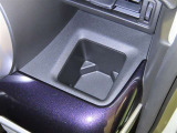 運転席にカップホルダーを装備しております。