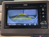 リバースギアに入れるだけで後方の表示へ切り替わります。夜間や雨の日の駐車も楽になりますよ。