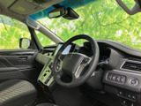 運転席まわりは前方の視界が広く、メーターや画面にも目を向けやすい配置です。シートには模様のある表地を採用し、乗り込む方を落ち着いた空間で迎えます。
