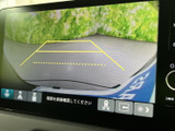 後方の映像に目安となるガイド線が表示され、駐車時に周囲との距離を確認する助けになります。画面だけに頼らず、目視と合わせて安全確認にご活用ください。