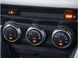 【オートエアコン】一度お好みの温度に設定すれば、車内の温度を検知し風量や温度を自動で調整。暑い&hellip;寒い&hellip;と何度もスイッチ操作をする必要はありません。快適な車内空間には必須の機能ですね。