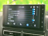 設定項目が画面上に整理され、タッチ操作で必要なメニューを選びやすい構成です。音量や接続関連の項目も確認しやすく、日常の好みに合わせて使える便利な装備です。