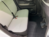 明るい色合いのベンチシートで、後席にもゆったりした印象があります。足元には空間が確保され、同乗者も落ち着いて過ごしやすい室内。ドア側から乗り降りできます。