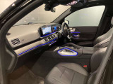 全ての席が主役席なのは、メルセデスならではの特徴です。快適なドライビングが、リラックスした車内空間を作りだします。