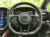 左右にスイッチが配置され、運転姿勢を保ちながら手元で各種操作を行いやすい構成です。握りやすい形状に加え、赤いステッチが車内のアクセントになっています。