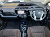 運転席から助手席まで見渡せる室内は、操作部や表示部が中央にまとまった構成です。前席に座った際の視界を確認しやすく、落ち着いた色合いで統一された空間も魅力です。
